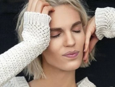 Καίτη Γκραμμά: Το transgender μοντέλο που θέλει να κάνει μεταμόσχευση μήτρας (βίντεο)